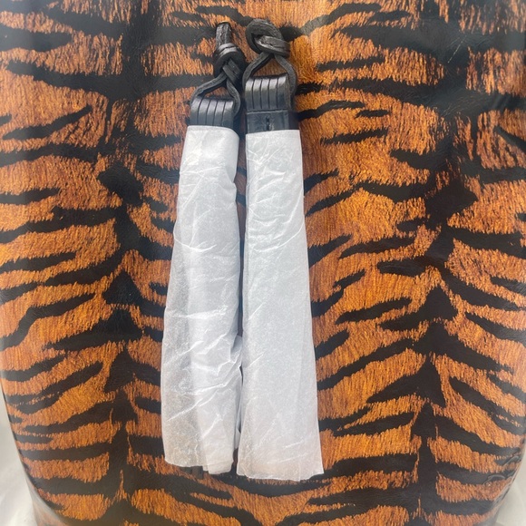 Patricia Nash Leather Accadia Bucket Crossbody Tiger - Picture 4 of 8